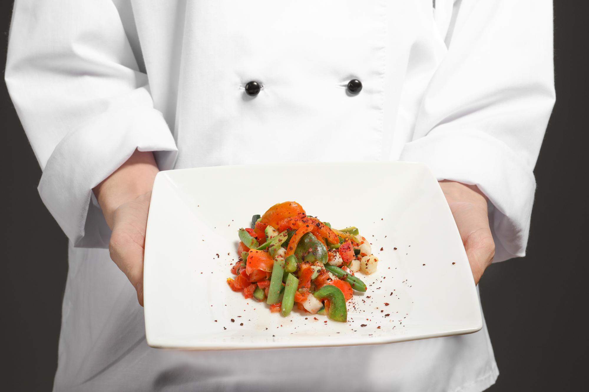 Chef che prepara un piatto gourmet in studio